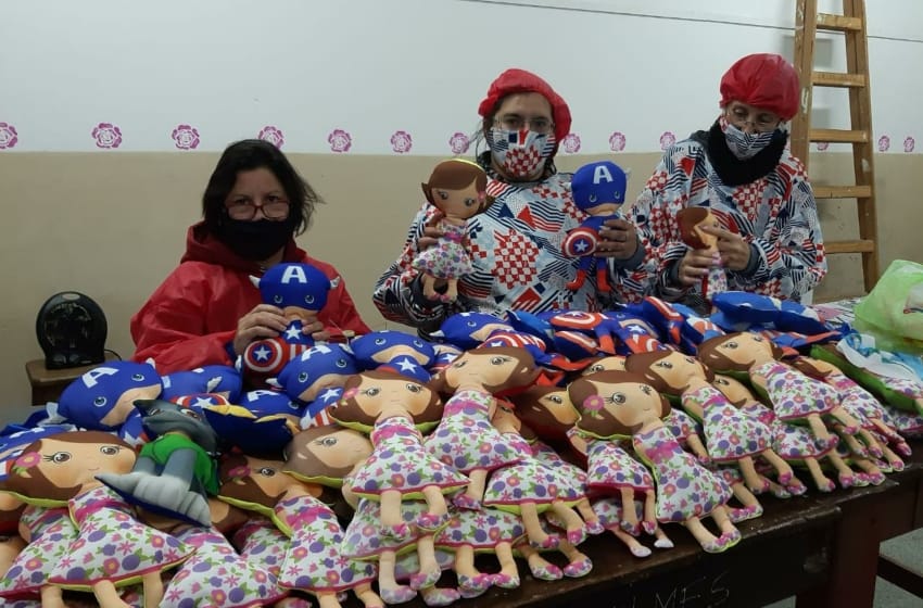"Sonrisas en tiempo de pandemia": docentes y estudiantes confeccionan muñecos de tela para ser donados
