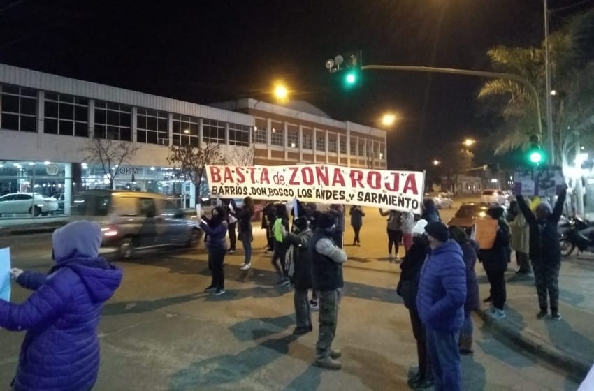 Vecinos de Zona Roja volvieron a manifestarse: "Somos agredidos todas las noches con botellas"