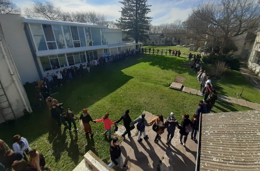 Alambrado en el INE: la comunidad universitaria realizó un "abrazo solidario"