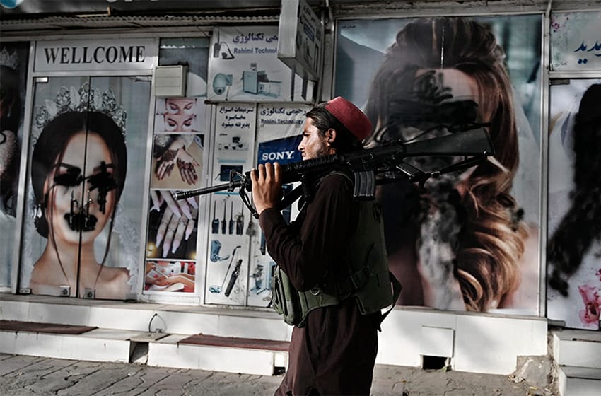 Suben los precios y los bancos llevan cerrados una semana en Kabul