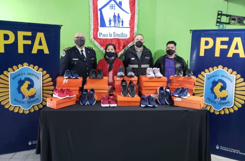 La Policía Federal donó zapatillas incautadas en un allanamiento a un comedor