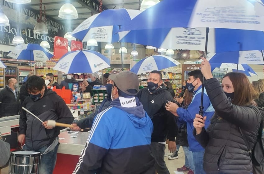 Trabajadores se manifestaron en un supermercado de Constitución