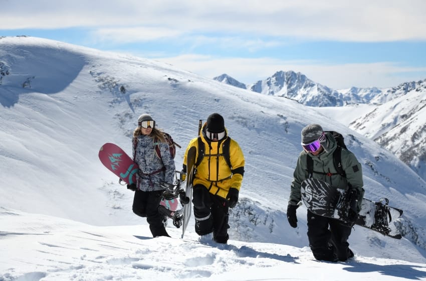 Jugarse la vida en la montaña: la travesía de profesionales de la nieve