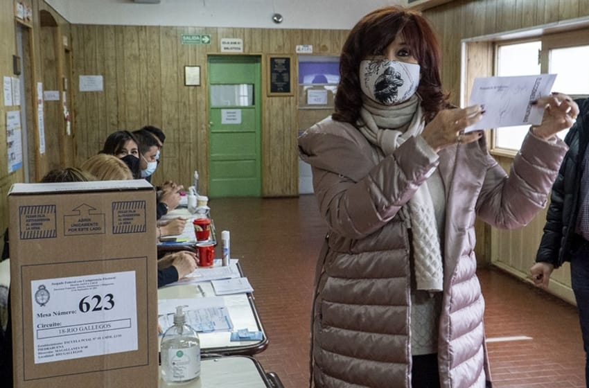 Cristina Kirchner votó en Río Gallegos y viaja a Buenos Aires para sumarse al bunker del FdT