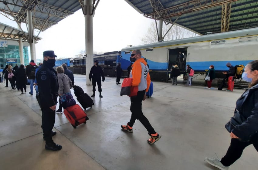 Gran despliegue de la Policía Federal en la llegada del tren Roca a Mar del Plata