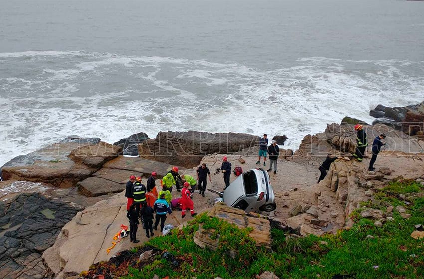 Un auto se desbarrancó en Gascón y la costa y quedó incrustado en las piedras