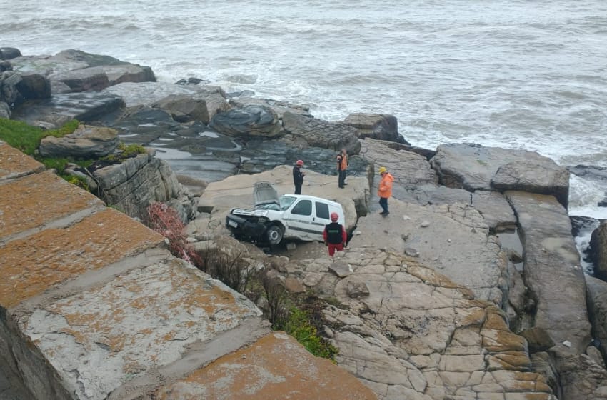 Otro auto cayó al vacío en Gascón y la costa