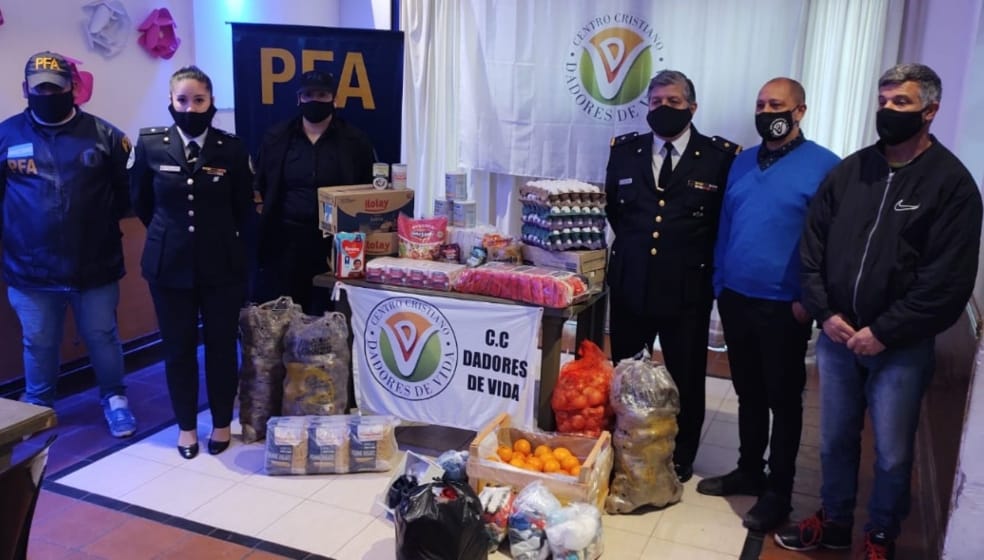 La Policía Federal continúa con las donaciones de ropa y alimentos