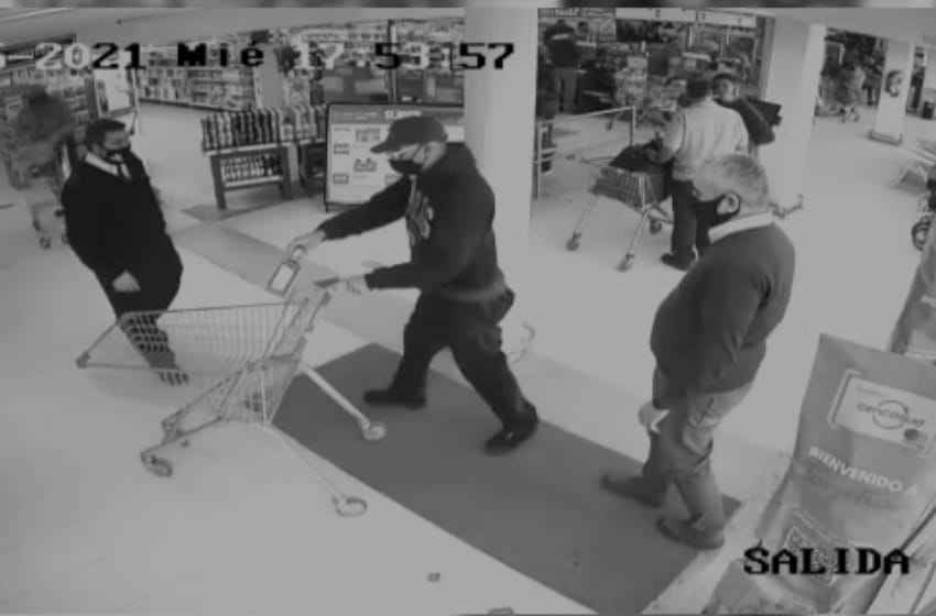 Video: quiso robar dos botellas de Jack Daniels de un supermercado