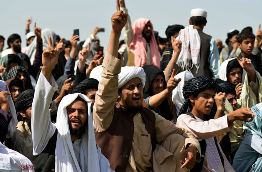 Los talibanes adoptarán “temporalmente” una constitución monárquica que le otorga derecho al voto a la mujer