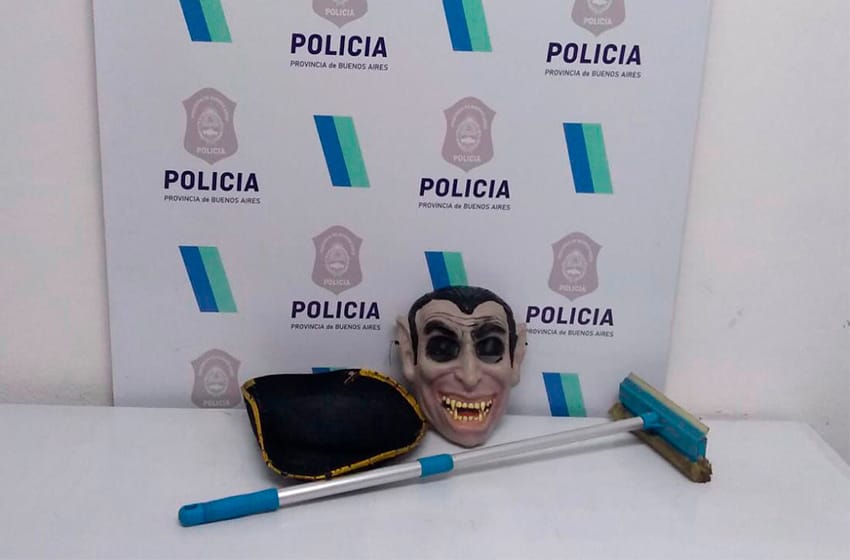 Drácula marplatense: con una máscara de vampiro molestaba a personas en Plaza Pueyrredon