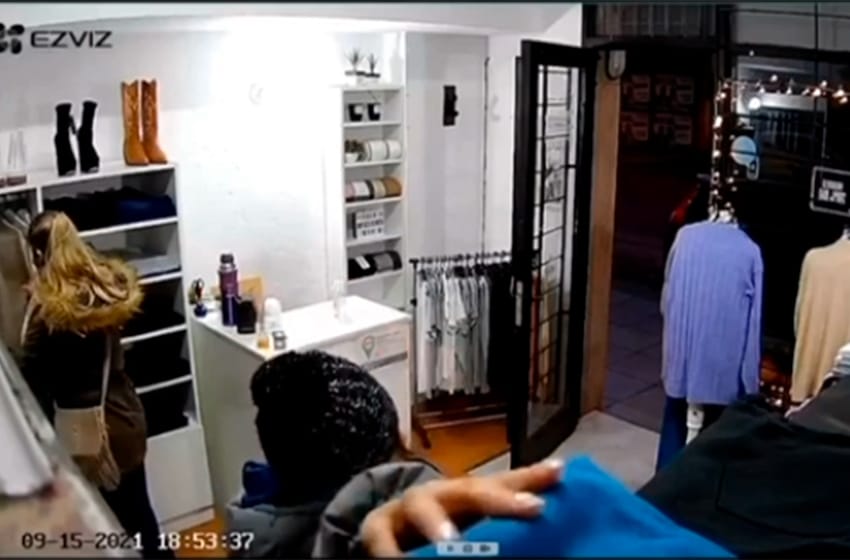 Video: así le roban ropa a un comercio que abrió hace pocos meses