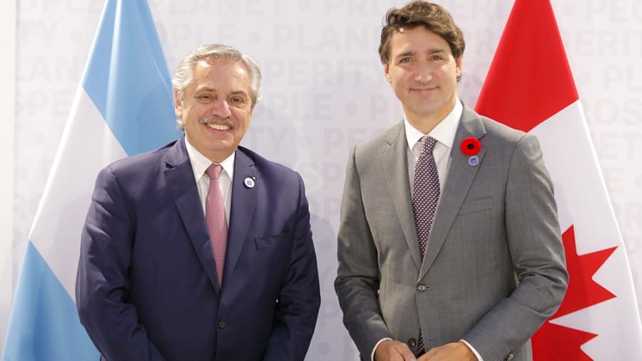 Fernández se reunió con el primer ministro de Canadá y el director general de la OMS