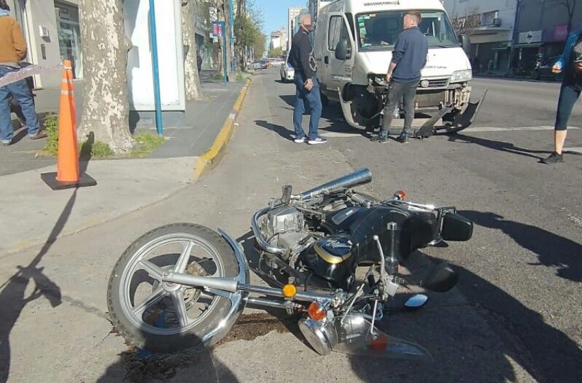 Un hombre perdió el control de su vehículo: chocó a una moto y un auto