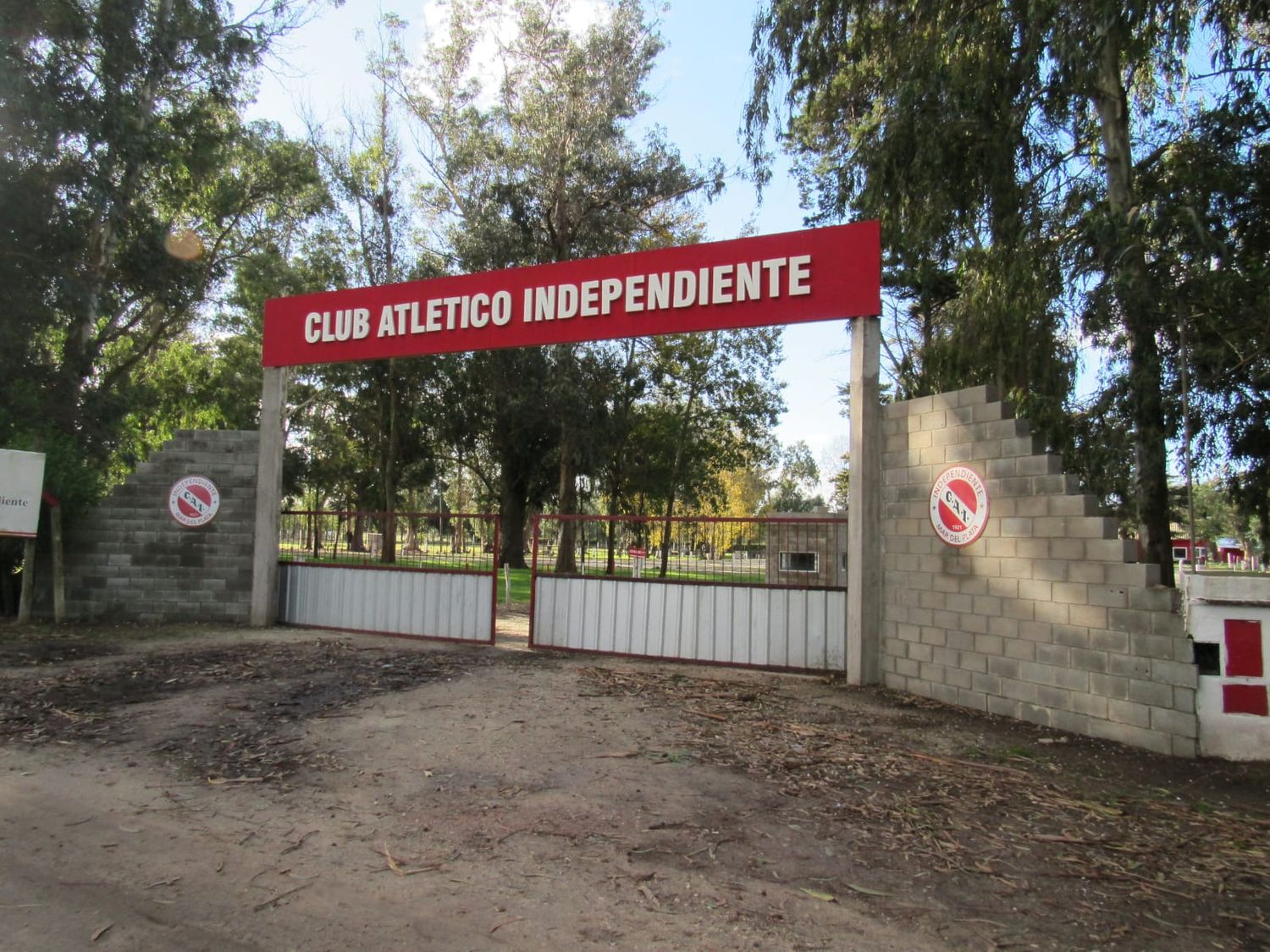 El ingreso a la villa deportiva de Independiente.