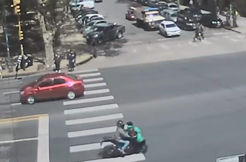 Video: por una imprudencia, una moto chocó a un peatón