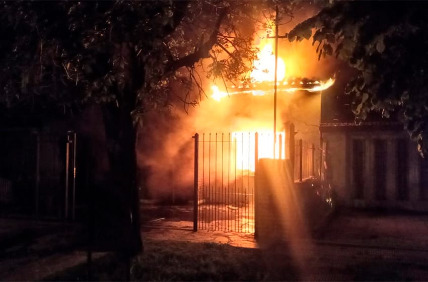 Se incendió una casa: el dueño pudo salir y llamar al 911