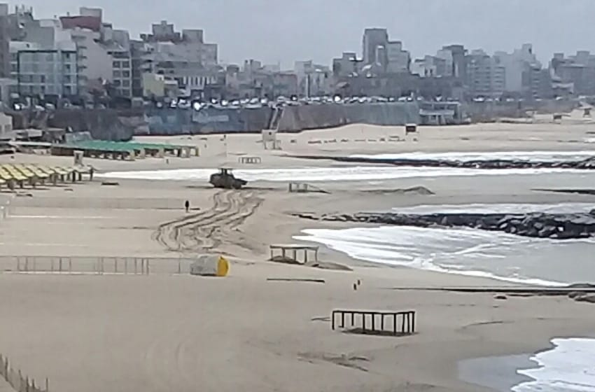 "Los dueños de la arena": denuncian que máquinas remueven arena sin un plan autorizado