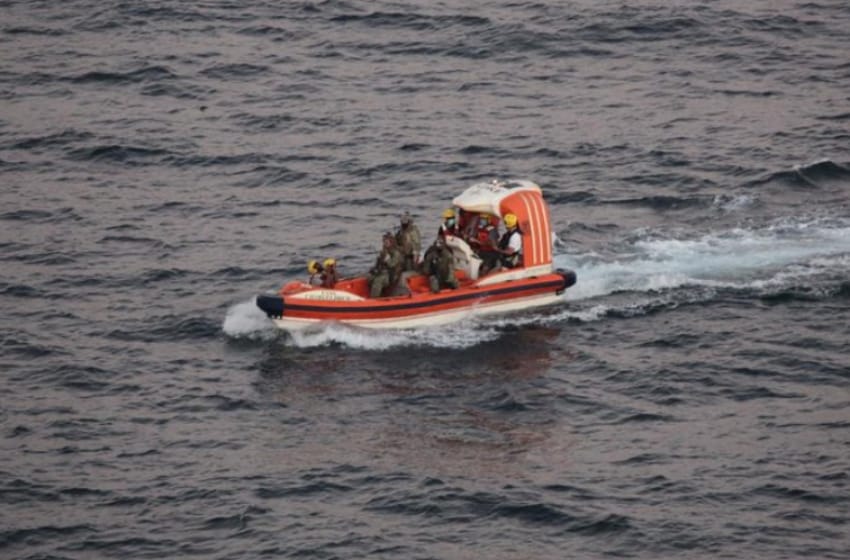 La Marina de EEUU rescató a dos pescadores iraníes que estuvieron ocho días a la deriva