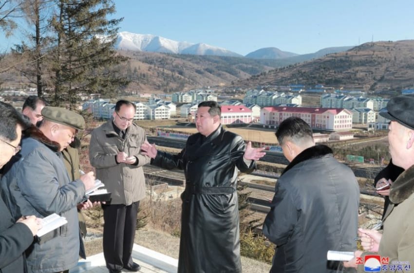 El dictador Kim Jong-un apareció en público por primera vez después de un mes