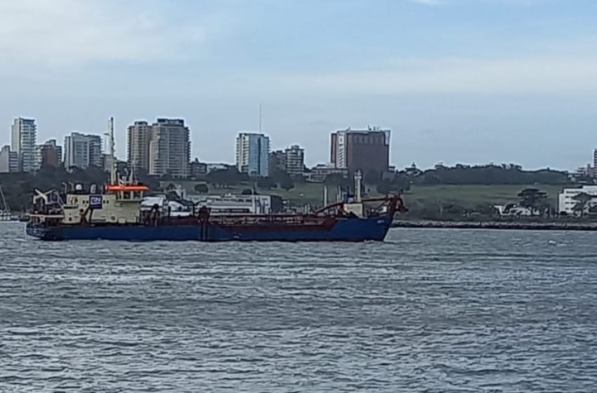 La draga continúa su trabajo en el puerto de Mar del Plata