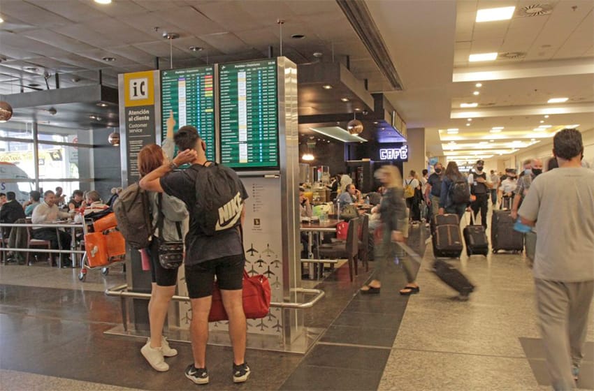 Agencias de turismo en alerta por el aumento del recargo para las compras en el exterior