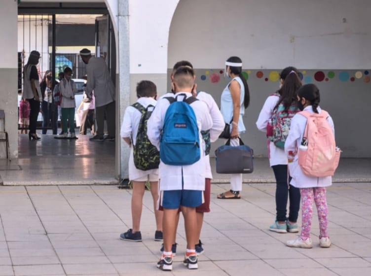 Kicillof descarta el uso del pase sanitario para las escuelas