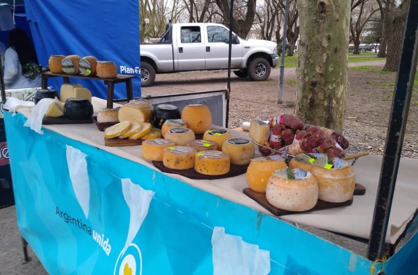 Lanzan en Mar del Plata la campaña "un kilo de pan y una leche = $100"