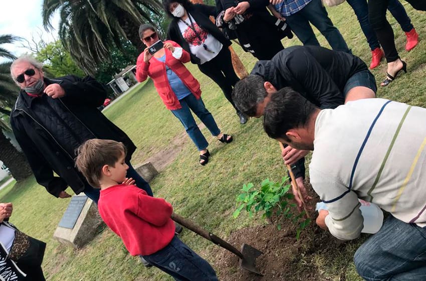 Fomentistas plantaron un árbol para celebrar su día