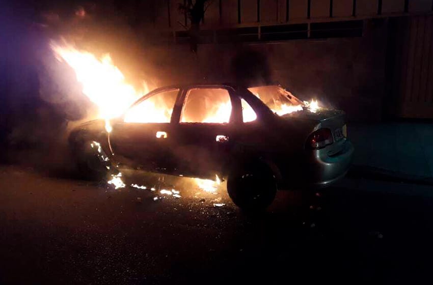 Se incendió un auto: investigan si fue robado