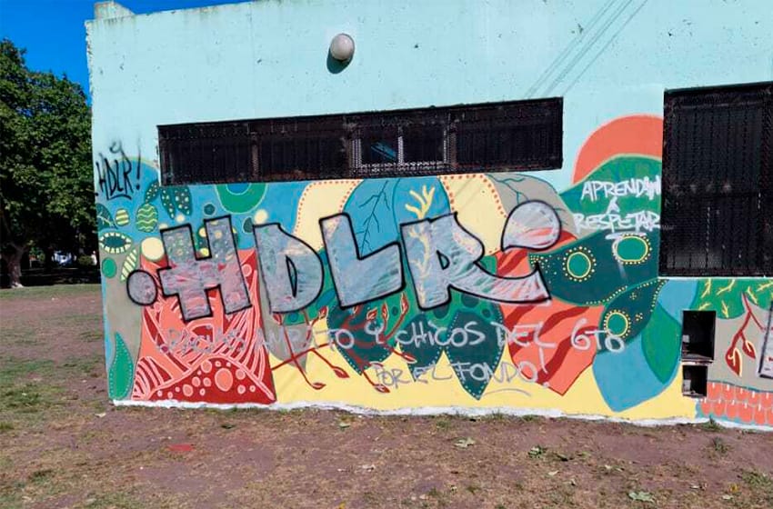 Repudiable desde todo lugar: vandalizaron en 24 horas un mural que habían pintado alumnos de una escuela