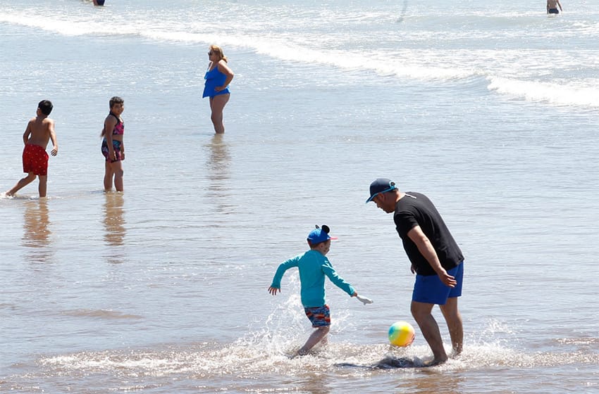 No todo es mundial: marplatenses y turistas que optaron por disfrutar de la playa