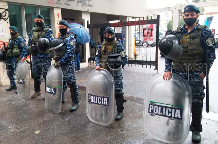 Violencia en Tribunales: manifestantes atacaron a dos fiscales