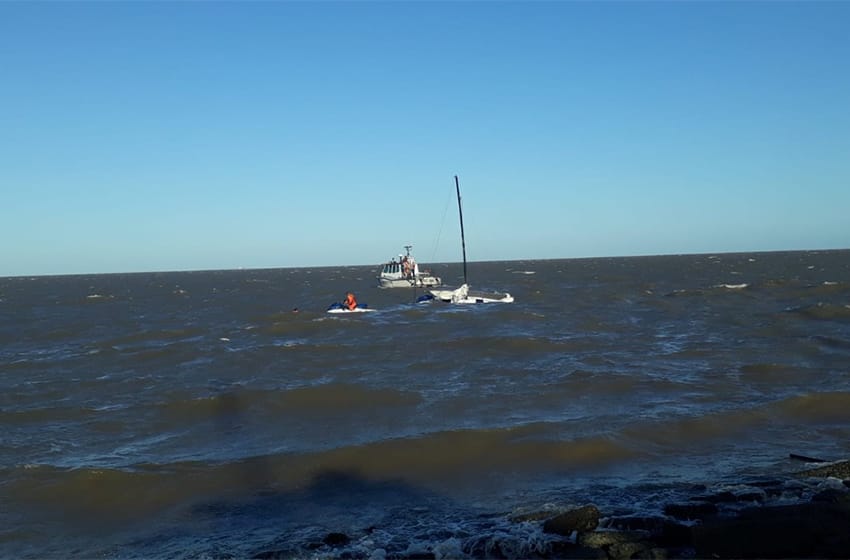 Emergencia en Olivos: Prefectura rescató la tripulación de un velero que quedó sin propulsión