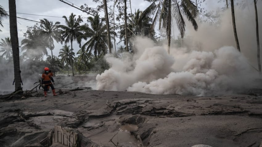 El volcán Semeru volvió a arrojar cenizas y ralentiza las operaciones de rescate