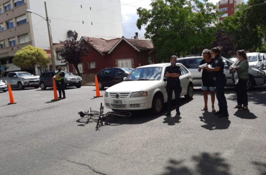 Otro accidente de tránsito: mujer atropelló a ciclista en el macrocentro de Mar del Plata