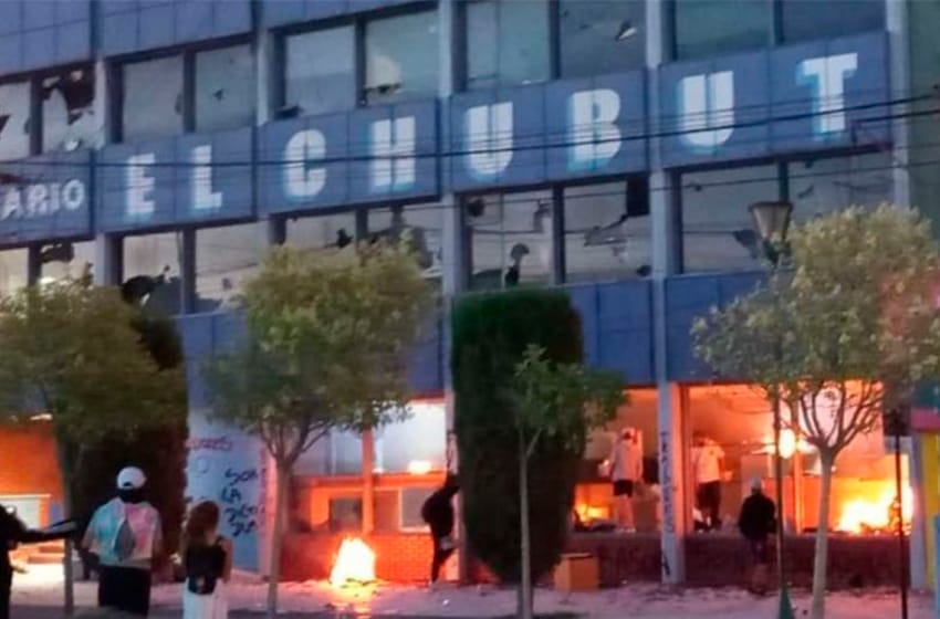 El Gobierno repudia ataque al diario El Chubut: "La protesta legítima no debe conducir a violencia"