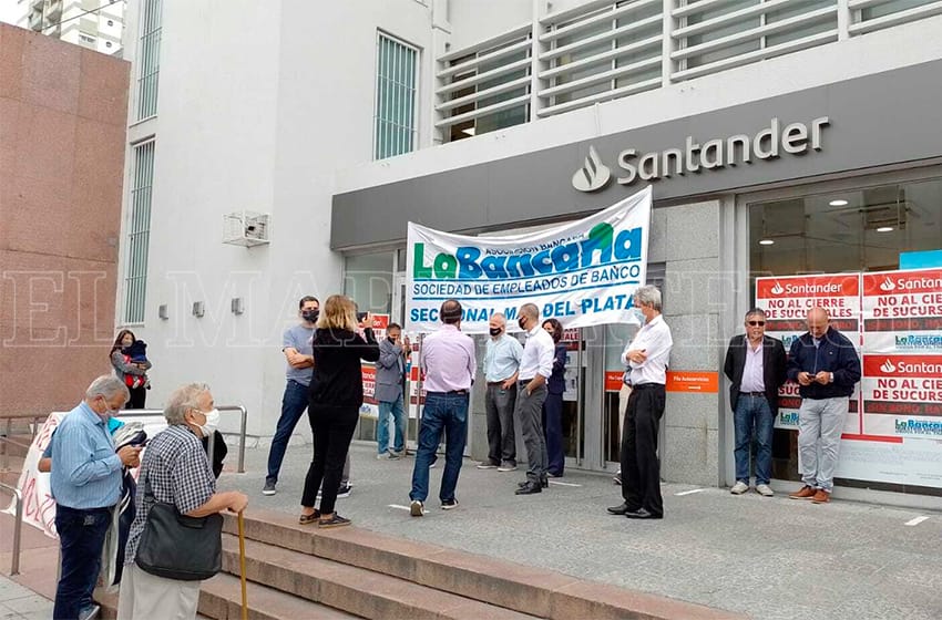 Nueva protesta en Banco Santander: "Las novedades que hay son negativas"