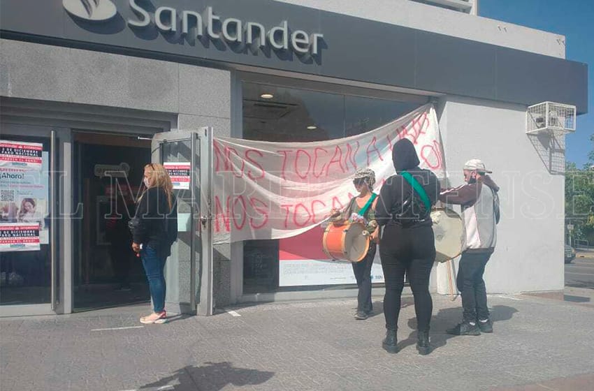 Convocan a un nuevo paro en Banco Santander por el "intento de sembrar terror entre sus trabajadores"