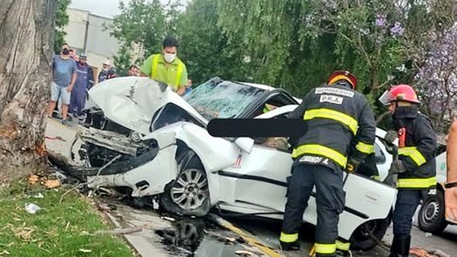 Dos muertos y un herido al chocar un auto contra un árbol en La Plata