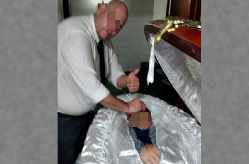 Se sacó una foto con el cadáver de Maradona y lo condenan a hacer tareas comunitarias