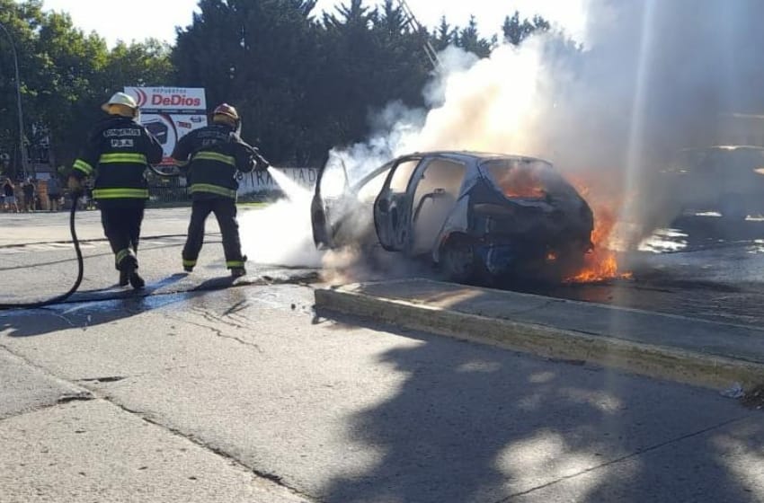 Se incendió un vehículo en avenida Jara y 25 de Mayo
