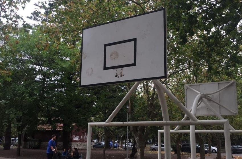 Indignante: se robaron los aros de básquet de una plaza