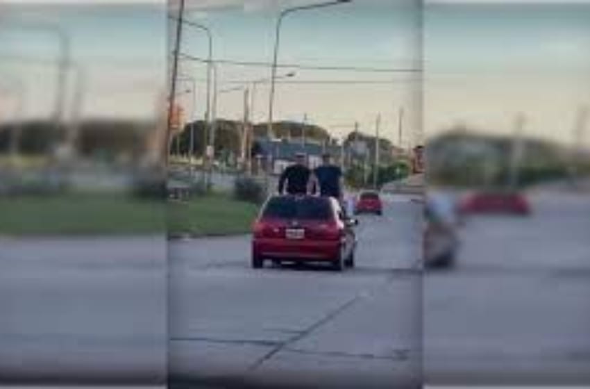 Imprudencia total en Mar del Plata: dos jóvenes viajaban en el techo de un auto