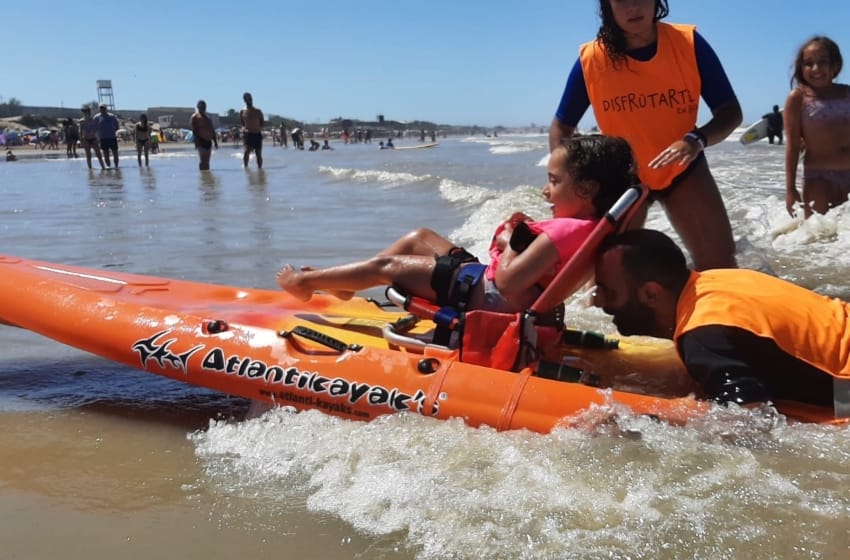 En el Partido de la Costa, chicos con discapacidades cuentan con recursos para aventurarse al mar