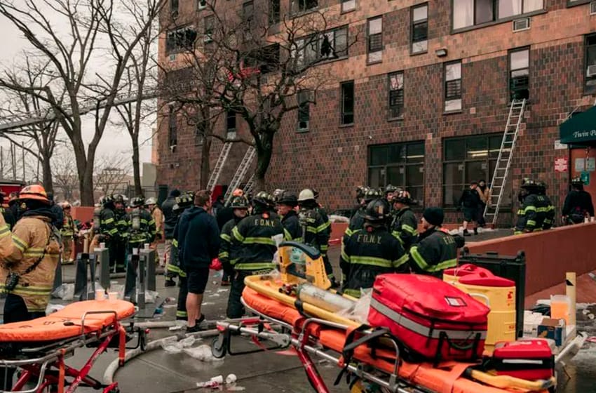 Nueve jóvenes, entre niños y adolescentes, entre los 19 muertos en incendio de un edificio en EEUU