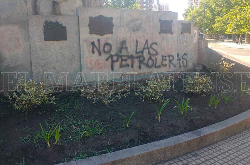 Repudiable actitud de manifestantes: grafitearon el Monumento
