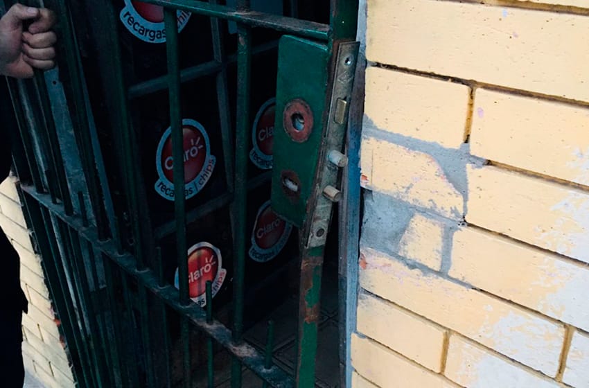 Forzó la reja y la puerta de una almacén de barrio: detenido