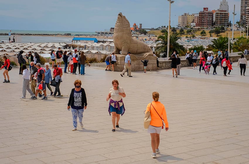 Jornada primaveral y Mar del Plata ya luce poblada de turistas