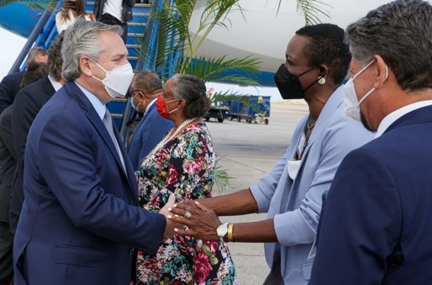 Alberto Fernández llegó a Barbados, última escala de su gira internacional